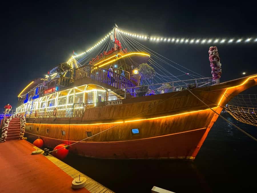Dubai: Luxury Dinner Cruise with Live Music - Buffet dinner: filling, casual, and not fine dining