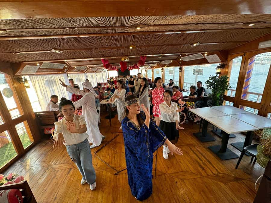 Dubai: Luxury Dinner Cruise with Live Music - Who should book this dhow dinner?