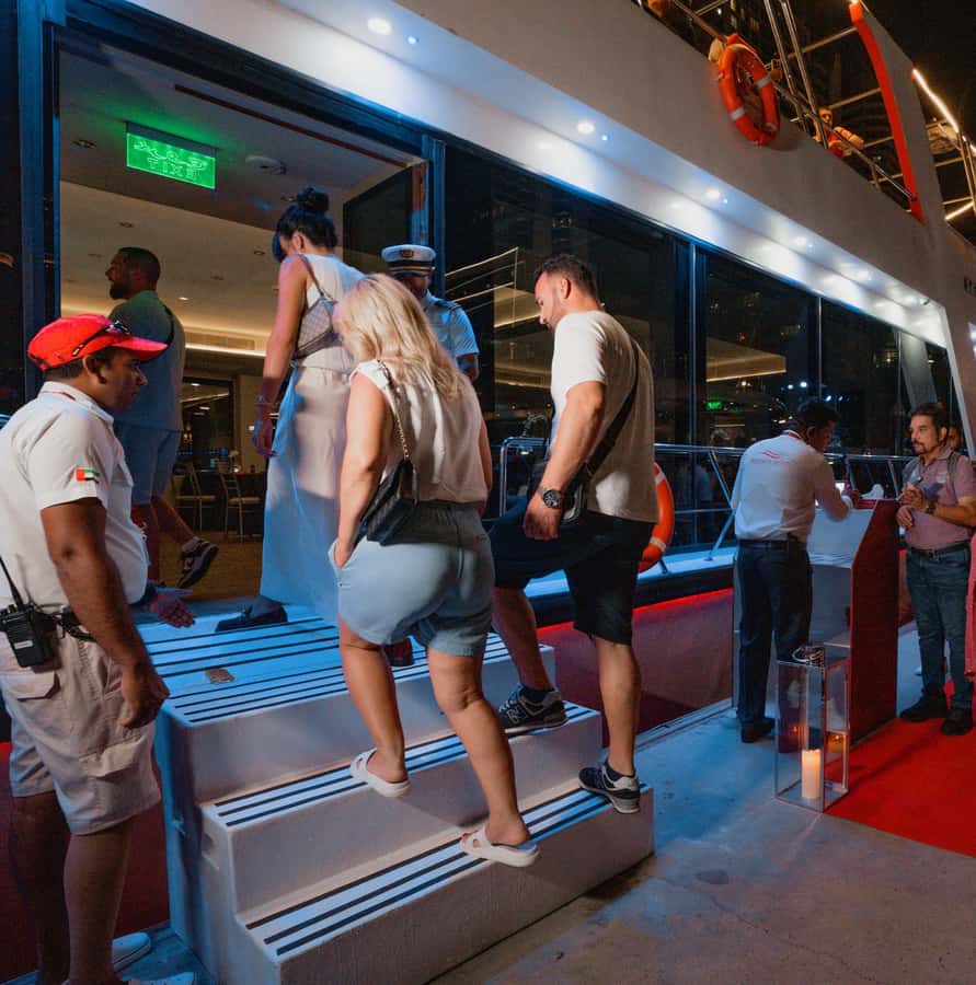 Dubai: Sunset or Dinner Cruise with Live Music & Open Bar - A buffet that is better than a simple boat meal