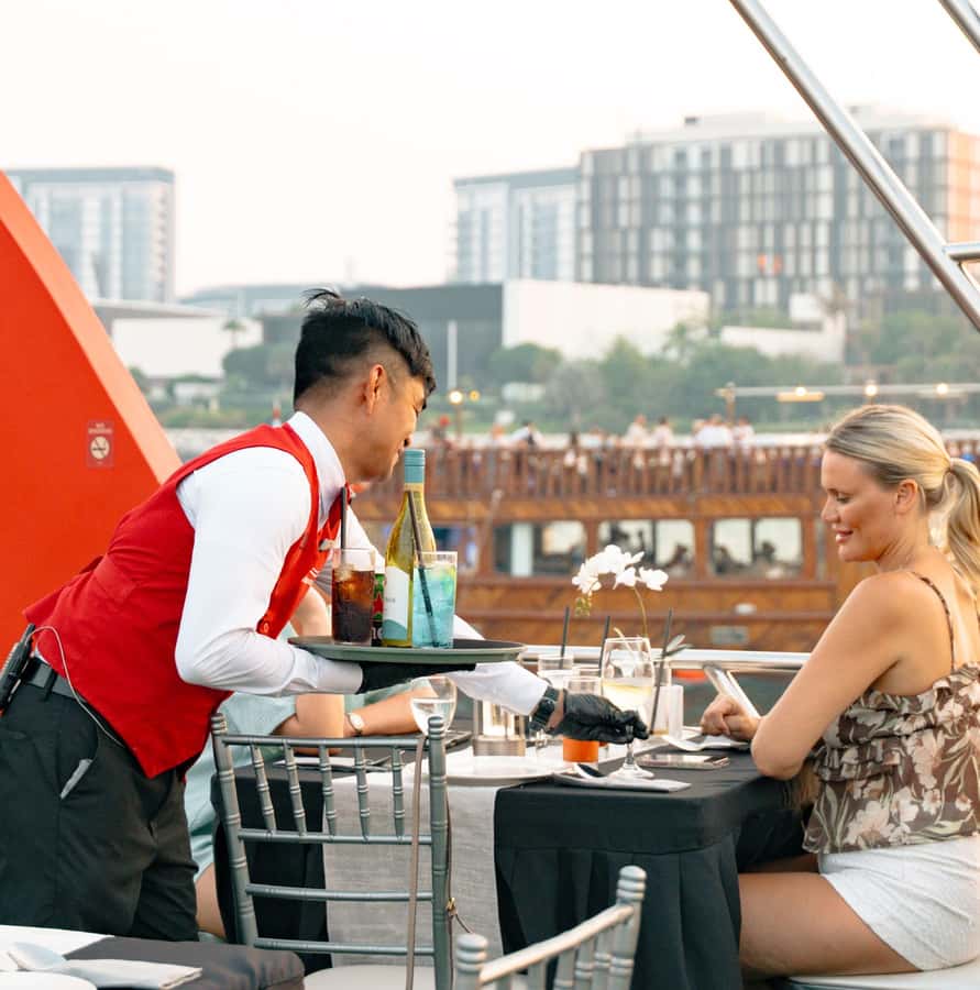 Dubai: Sunset or Dinner Cruise with Live Music & Open Bar - Who should book this cruise