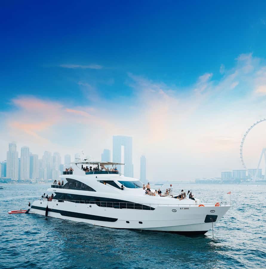 Dubai: Superyacht Experience with Live Music & Drinks - Food on board, from casual meals to VIP sushi