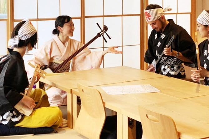 Easy for everyone! Now you can play handmade mini shamisen and show off to everyone! Musical instruments, sweets and live music - A hands-on introduction to the shamisen