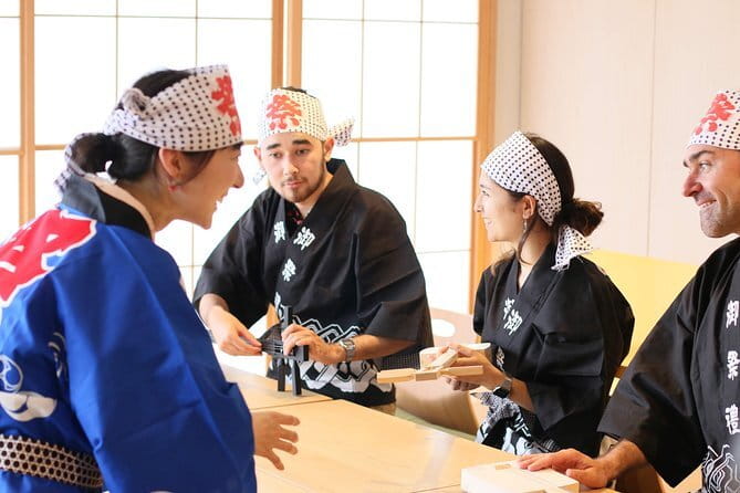 Easy for everyone! Now you can play handmade mini shamisen and show off to everyone! Musical instruments, sweets and live music - Learning what makes the shamisen different