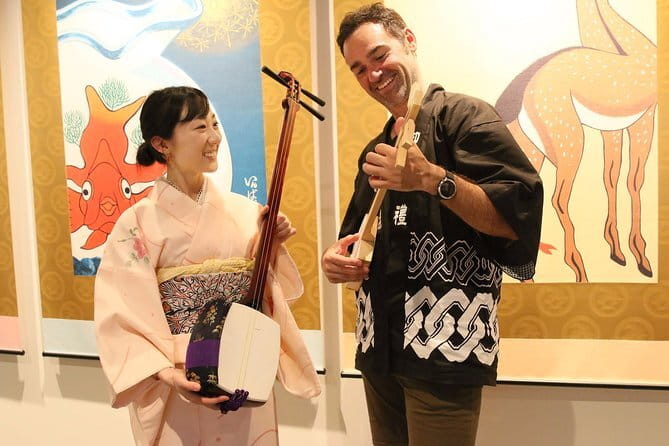 Easy for everyone! Now you can play handmade mini shamisen and show off to everyone! Musical instruments, sweets and live music - Playing your first song with numbered music