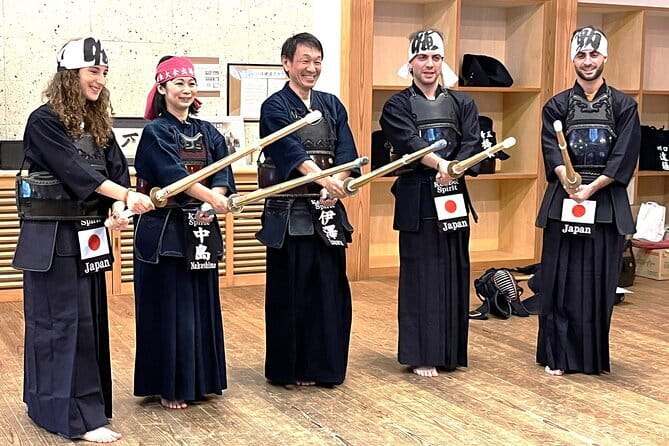 Easy for everyone! Now you can play handmade mini shamisen and show off to everyone! Musical instruments, sweets and live music - Taking home more than a souvenir