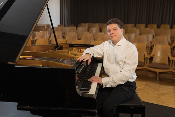 Everyday Chopin Concert at 7 PM with candlelight by the Castle - Planning your evening around the 7 p.m. start