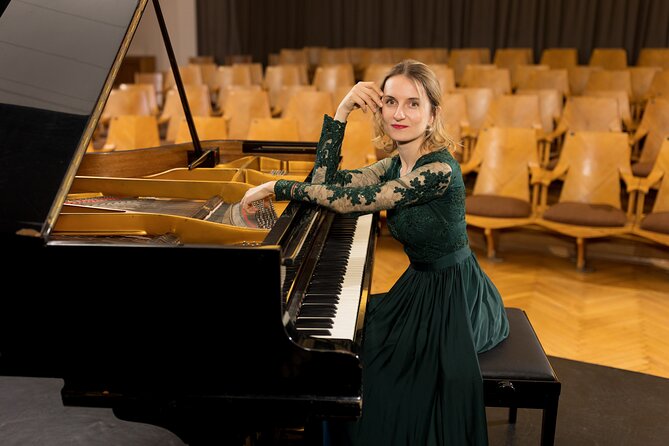 Everyday Chopin Concert at 7 PM with candlelight by the Castle - Arriving at 8 Plac Zamkowy
