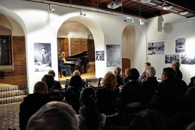 Everyday concerts of Chopin's music at the Old Town in Warsaw - Photography exhibitions add a second layer