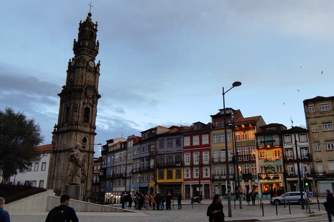 Fado Tour with Guide, Dinner & Live Show in Porto - Dinner, drinks, and the important timing question