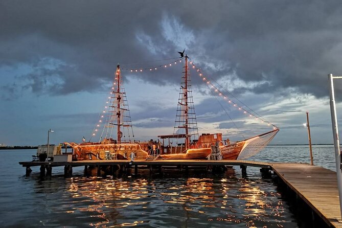 Feel the love on a romantic dinner at Cancun sea, with live music and open bar. - Pickup can simplify the evening
