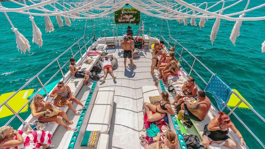 From Magaluf: Palma Bay Sightseeing Cruise with Live Music - Port traffic and Marivent Palace
