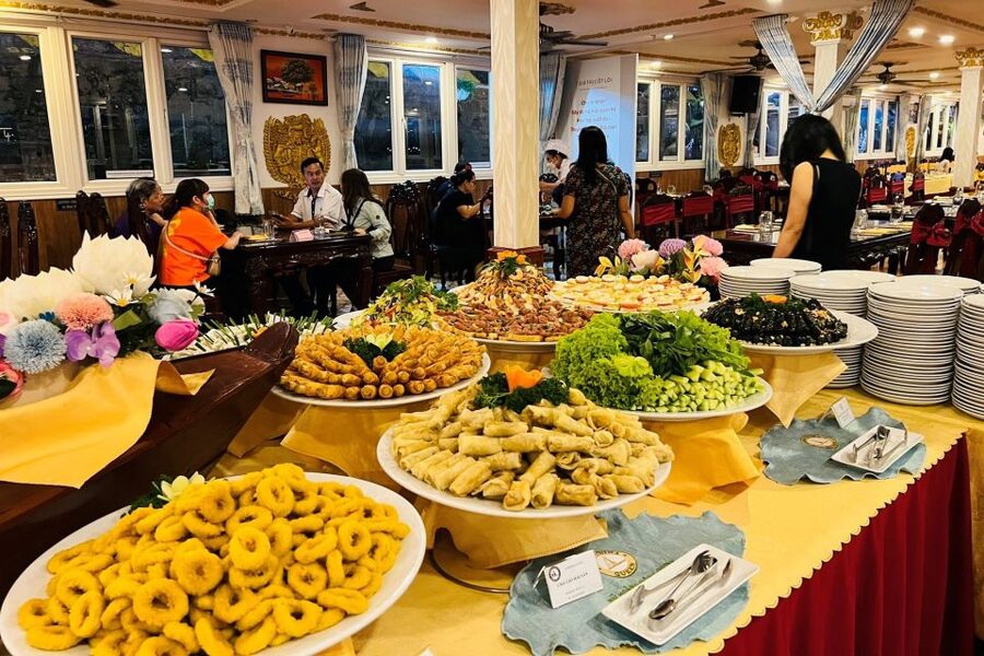 Ho Chi Minh City: Saigon River Dinner Cruise with Live Music - Small tips for making the cruise better