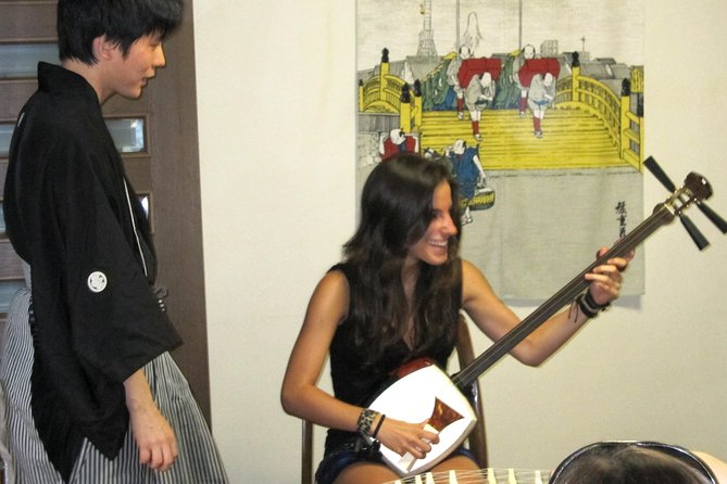 Japanaese tradtional Tsugaru Shamisen music lesson in Tokyo - Learning the Bachi and the Basic Position