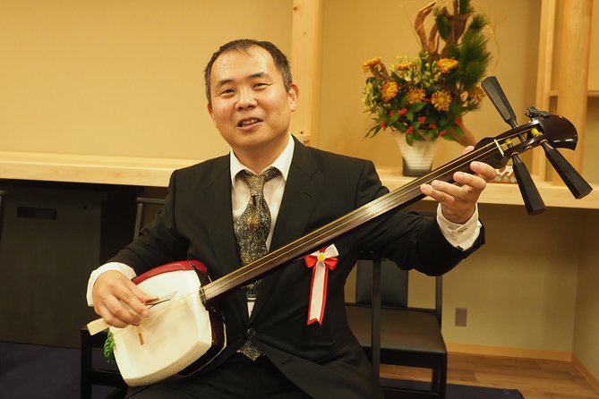 Japanaese tradtional Tsugaru Shamisen music lesson in Tokyo - Playing a Simple Song With Your Instructor