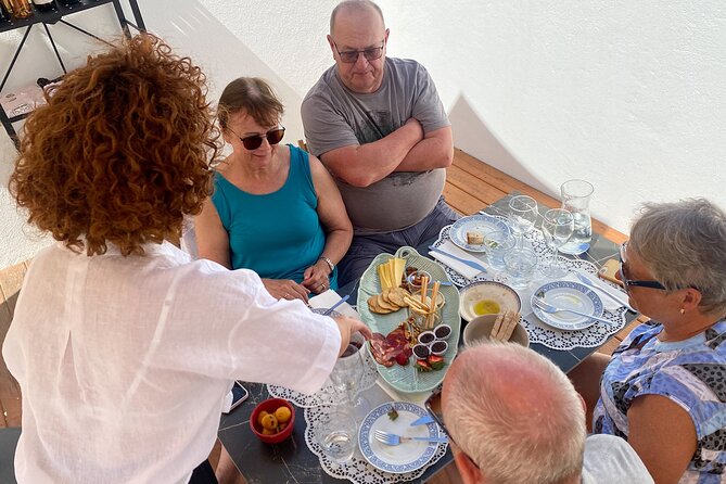 Lagos, Portimão & Carvoeiro: Wine Tasting, Tapas & Music Tour - Who should book this experience?