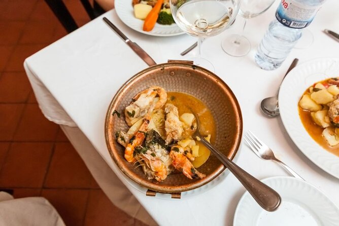 Lisbon: Authentic Fado Show, Dinner and Night Tour - The Fado performance and where you may sit