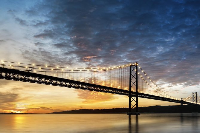 Lisbon by Night Tour: Fado Show and Dinner with Pick-up - Alfama is the right place for the final show