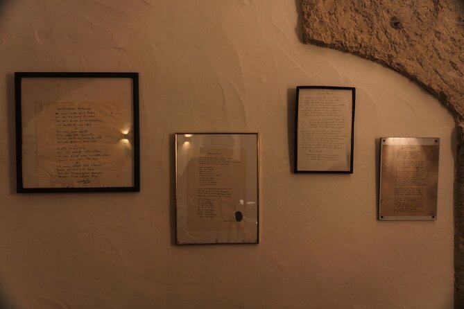 Lisbon: Dinner with Rising Stars of Fado at Canto do Poeta - Sitting close to the musicians