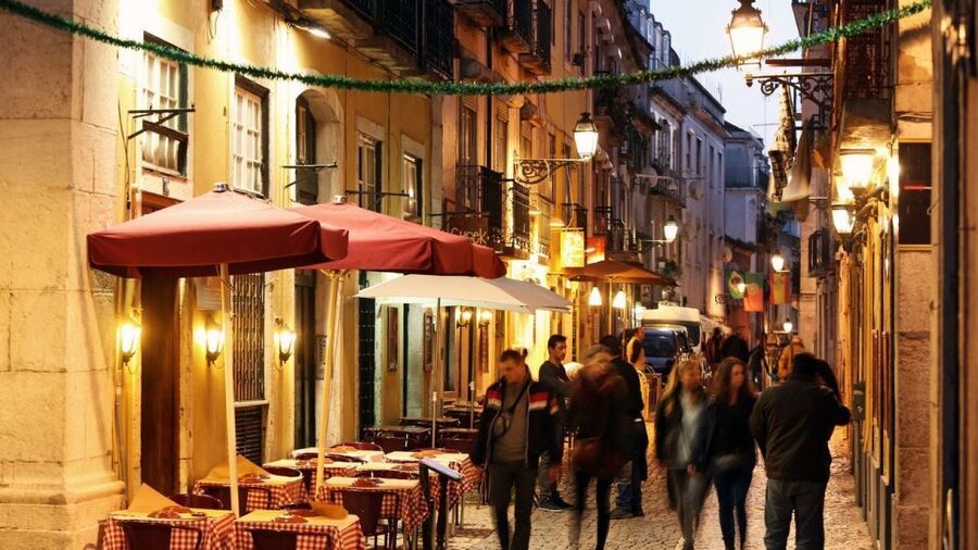Lisbon: Evening City Tour with Dinner and Live Fado Show - Meeting at Eduardo VII Park at 7:20 p.m.