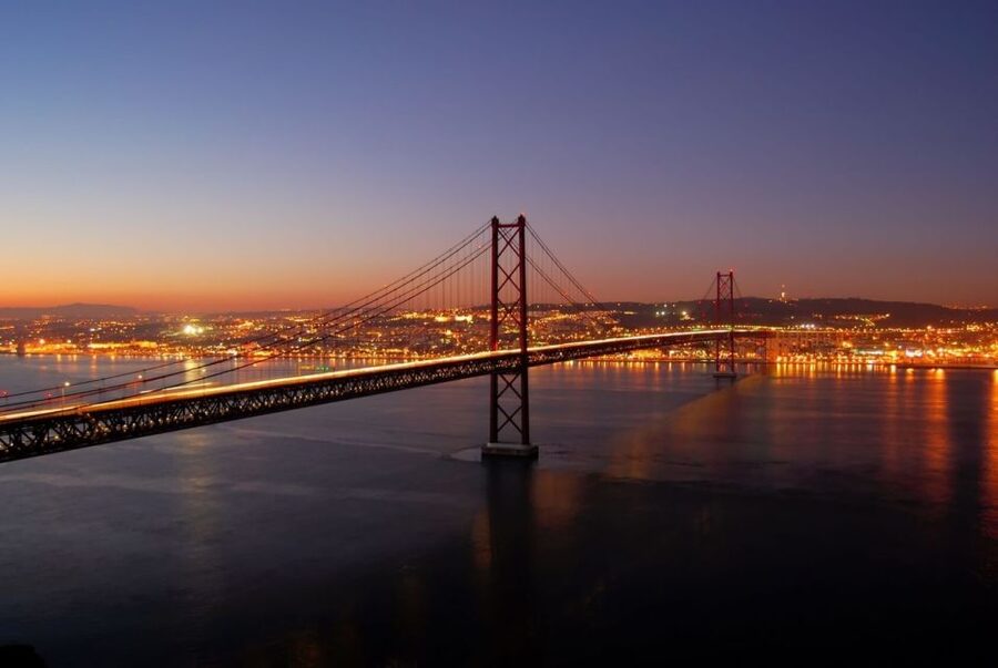 Lisbon: Evening City Tour with Dinner and Live Fado Show - A small minivan group and the guide’s role