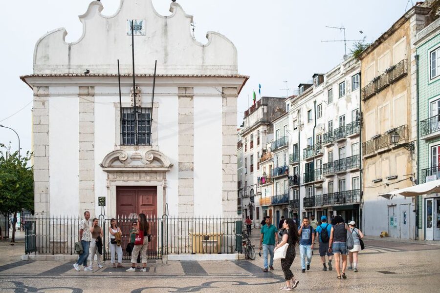 Lisbon: Fado & Food Tour with Live Show & Traditional Dinner - Dinner and live music at O Segredo D’Alfama