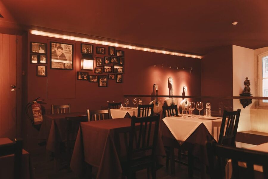 Lisbon: Fado Night with Dinner in a Typical Fado House - Service, seating, and the practical trade-offs