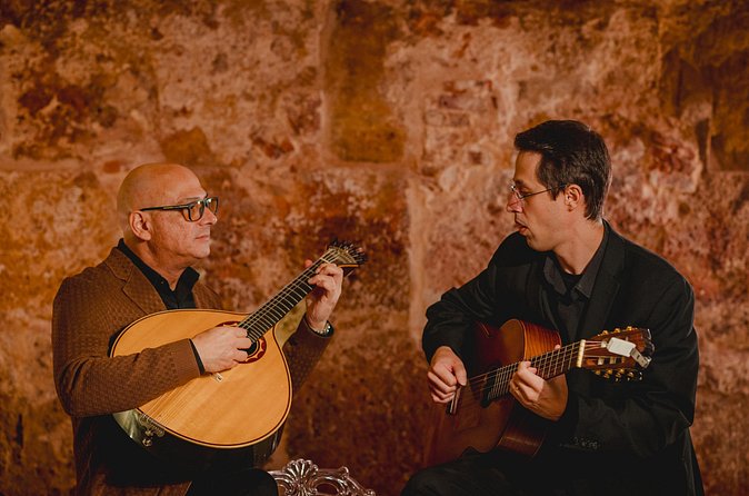 Lisbon: Fado Show With Wine and History - Finding the venue and choosing your seat