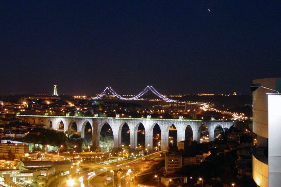Lisbon: Half-Day Night Group Tour w/ Fado Dinner Show - A four-hour introduction to Lisbon after dark