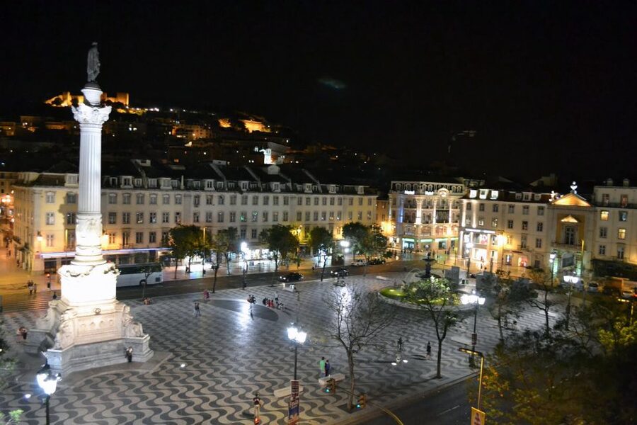 Lisbon: Half-Day Night Group Tour w/ Fado Dinner Show - Who will get the most from this tour