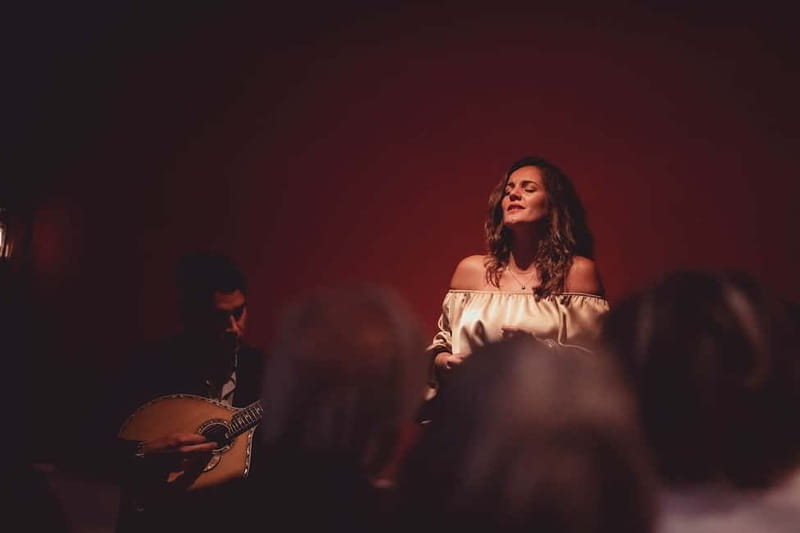 Lisbon: Live Fado Show with Port Wine at Lisboa em Fado - The singers, guitars, and human touch