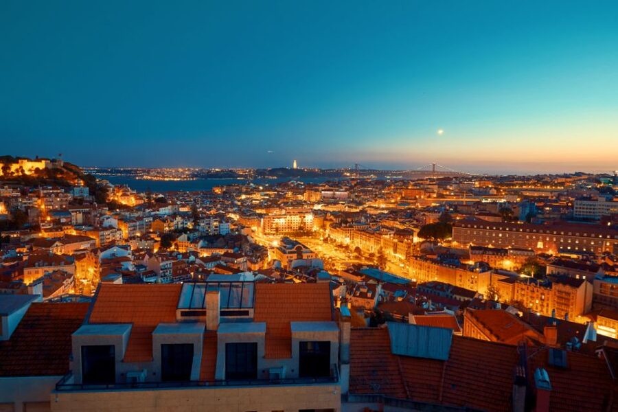 Lisbon: Luxury Fado Tour with Dinner included - Lisbon looks different after sunset