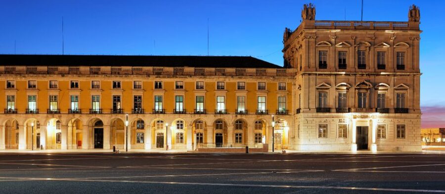 Lisbon: Luxury Fado Tour with Dinner included - What the guide adds to the experience