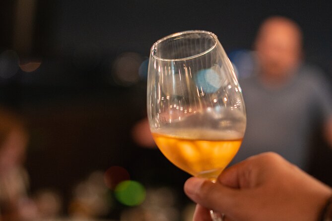 Lisbon: Rooftop Wine Tasting with Live Traditional Fado - Learning the 4 As method with five Portuguese wines