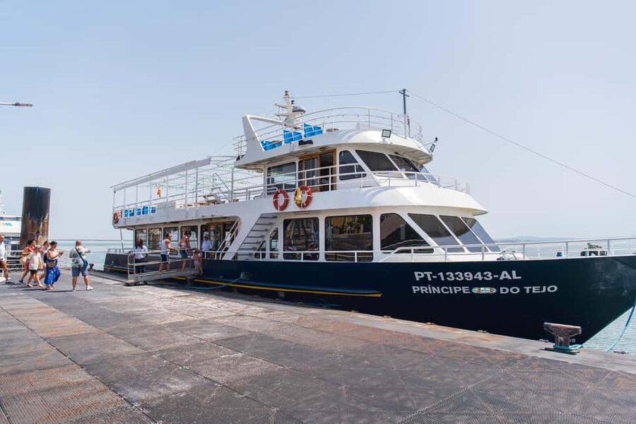 Lisbon: Tagus River Dinner Cruise with Fado Show - The first stretch: city lights from the Tagus