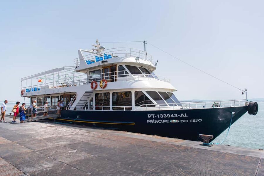 Lisbon: Tagus River Dinner Cruise with Live Jazz - My take: book for the setting, not the plate