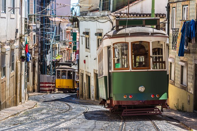 Live Fado Private Tour in Lisbon with Dinner - What the live performance may feel like