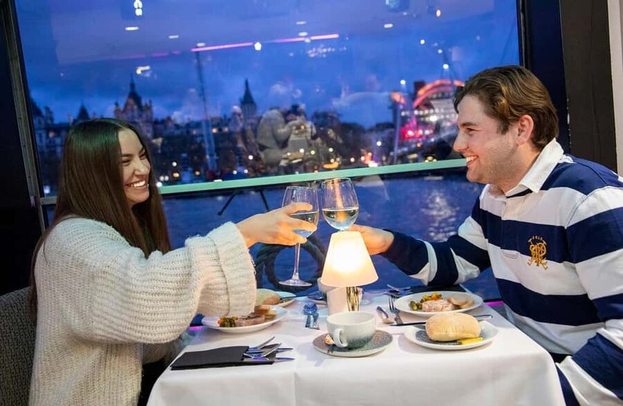 London: River Thames Dinner Cruise with Live Jazz - The views between courses