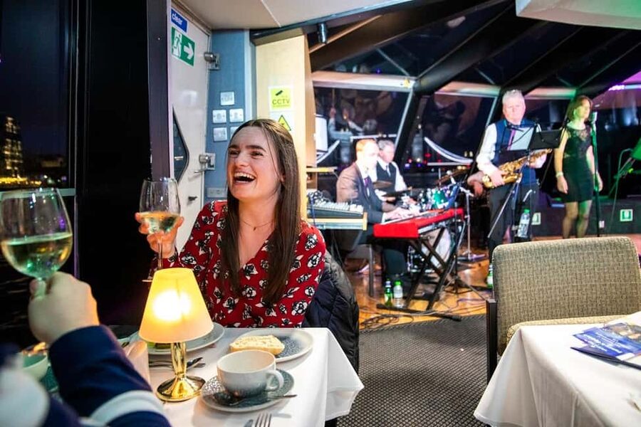 London: River Thames Dinner Cruise with Live Jazz - Dinner service and the set menu