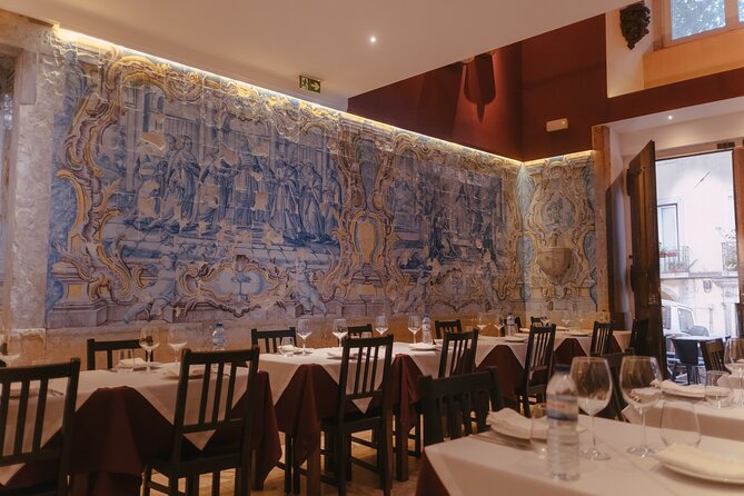 Mesa de Frades Dinner in Lisbon Fado Show Portuguese Live Music - Getting there through Lisbon’s narrow streets