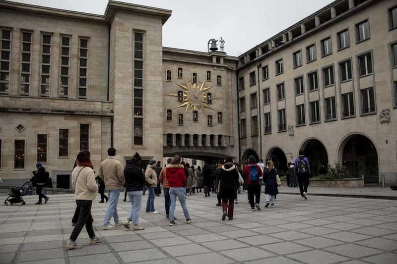 MUSIC TOUR OF BRUSSELS (SPANISH) - Adolphe Sax and the world inside musical instruments