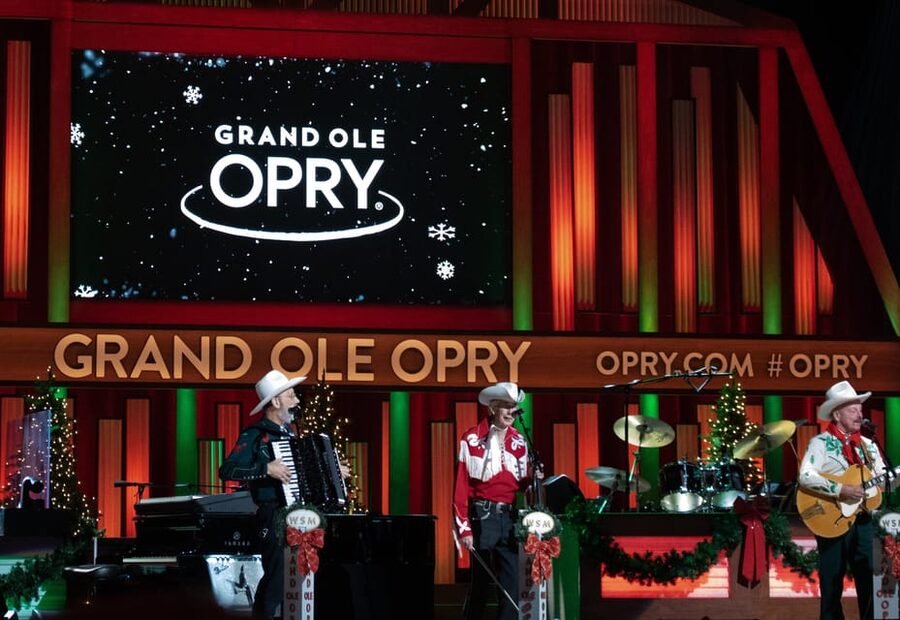 Nashville: Country Christmas Music Show at the Opry House - The performance itself: holiday songs with country character