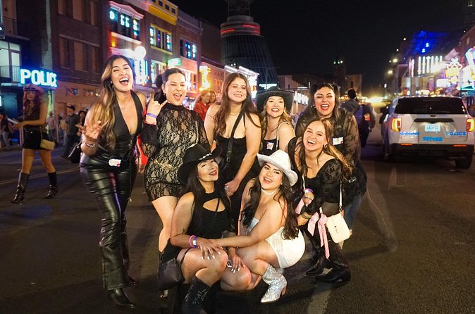 Nashville Live Music Bar Crawl with Local Venues & Drink Specials - What the guide adds to the evening