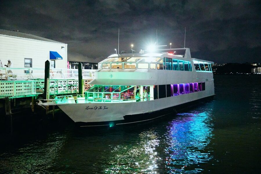 New York City: Gourmet Dinner Cruise with Live Music - Live Music and the VIP Question