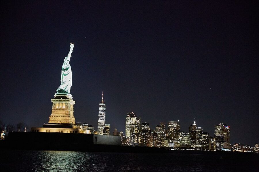 New York City: Holiday Jazz Classic Motor Yacht Cruise - Why the night setting works, and where it falls short