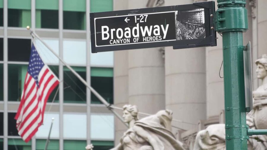 New York: Hamilton Musical Walking Tour of Lower Manhattan - Castle Clinton and Battery Park: starting beside the harbor