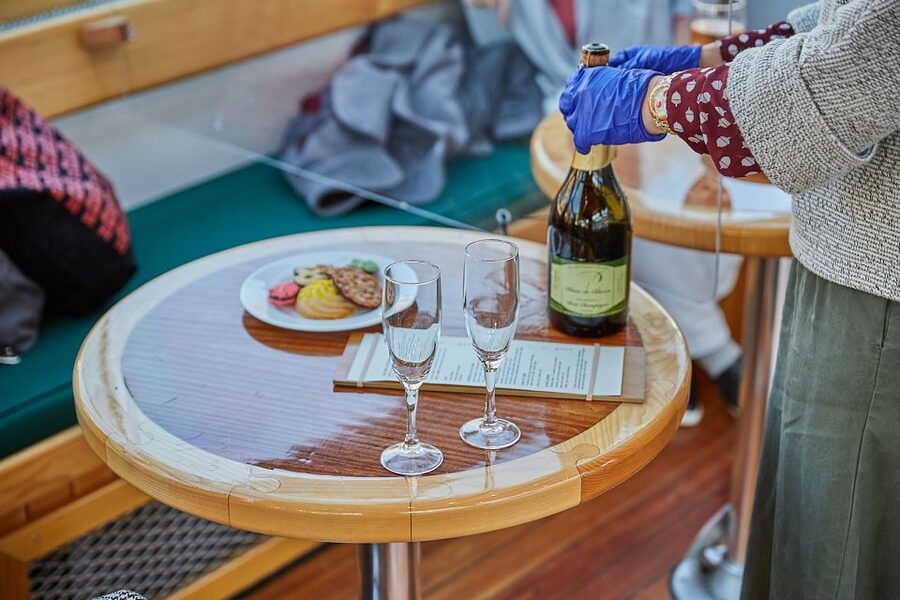 NYC: Holiday Yacht Cruise with Jazz, Cocoa & Carols - Jazz, carols, and the holiday mood
