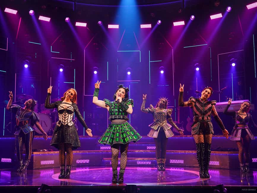 NYC: SIX the Musical on Broadway - Six queens, one microphone, and a very different Tudor story