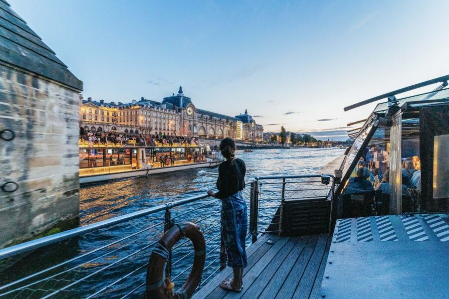 Paris: 3-Course-Dinner Cruise on the Seine with live music - A Paris dinner that keeps moving