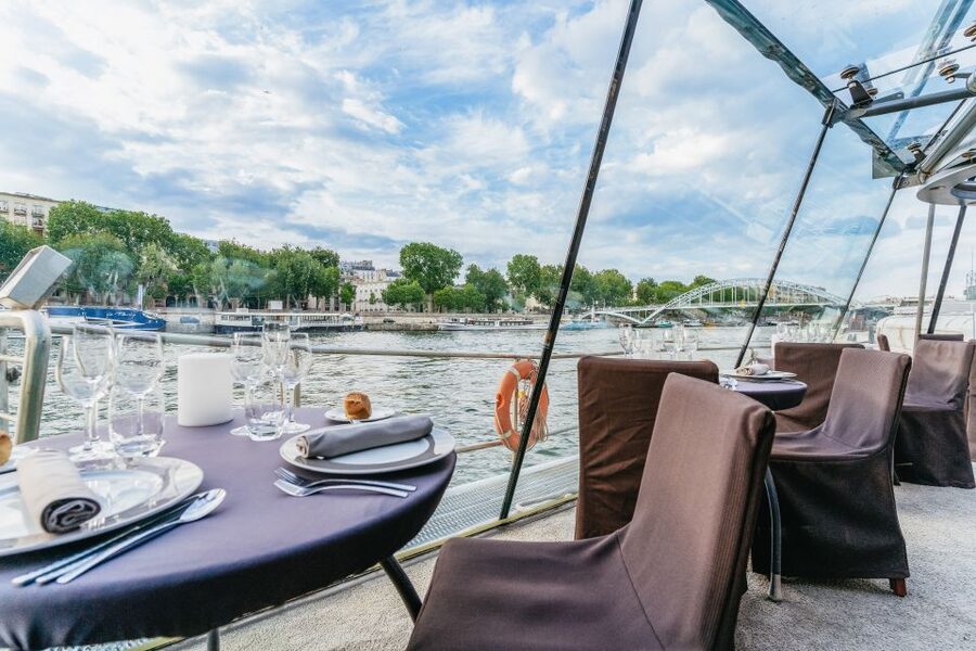 Paris: 3-Course-Dinner Cruise on the Seine with live music - Choosing the right seating and service