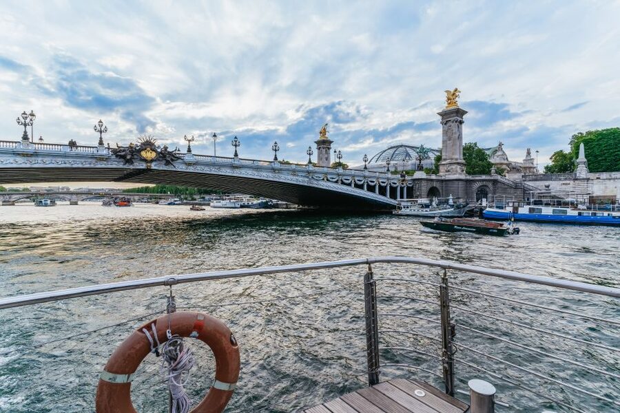 Paris: 3-Course-Dinner Cruise on the Seine with live music - Pont Alexandre III and Les Invalides